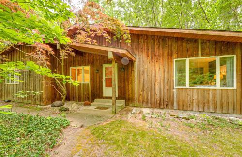 Whitehall House | Less Than 1 Mi to Lake Michigan Peaceful Cabin with Yard!