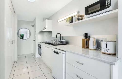 Cairns North House | Leumeah - Charming City Retreat with Sunset Views & Pool Near Esplanade