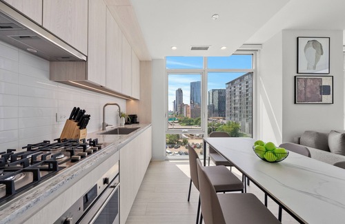 West Loop Hotel | Level - Fulton market Spacious 3 bedroom 2 baths with luxury kitchen and balcony
