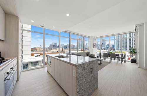 West Loop Hotel | Level - Fulton Market spacious 2 bedroom, 2 bath suite with full kitchen