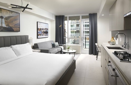 South Lake Union Hotel | Level Seattle- Studio Suite w/full kitchen, in-room laundry & resort amenities