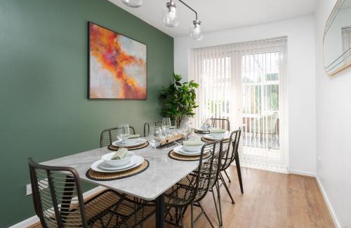 Leyland House | Leyland House - Private Parking Free Wi-Fi Garden