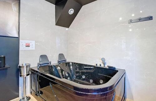 Chalette-sur-Loing Apartment | Lh room- balnéo-suite romantique