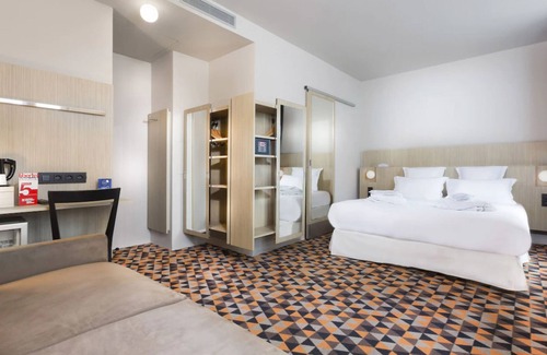 Quartier de la Porte-Saint-Denis Hotel | Libertel Gare Du Nord Suede Hotel Room that Has a Great Location