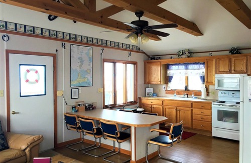 Oak Harbor Cottage | Liberty Breeze-Charming Cottage on Lake Erie Near Port Clinton, Lakefront