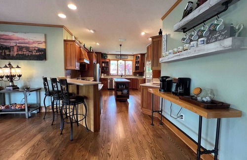 New Philadelphia House | Liberty Hill Lodge, Hot Tub & Pool