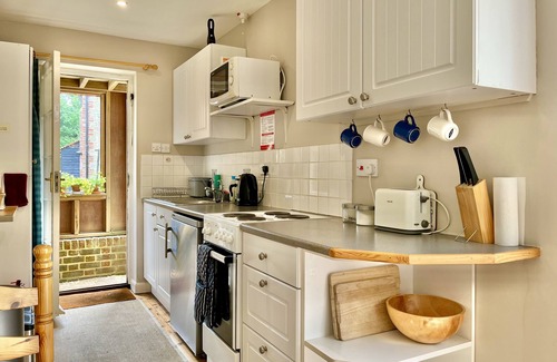 Pulborough Cottage | Library Cottage by Inspire Stays dot com - a cottage that sleeps 2 guests in 1 bedroom