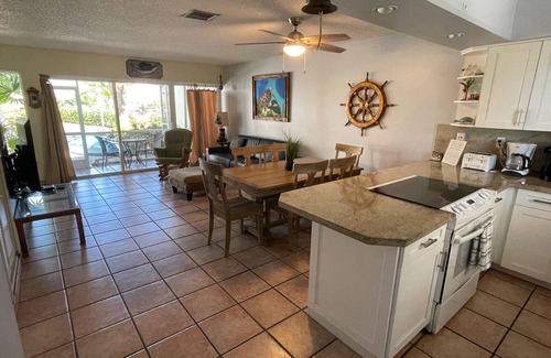 Key Largo House | LICENSED MANAGER - MODERN 2/2 COCONUT PALM VILLA - OCEANFRONT BEACH RESORT!