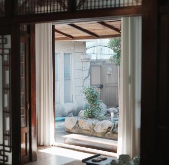 Seomyeon Apartment | Licensed Private hanok with Courtyard for 7, 10 min to metro