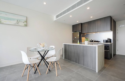 Lidcombe Apartment | Lidcombe Chic 1-bedroom apartment with fitness room and pool