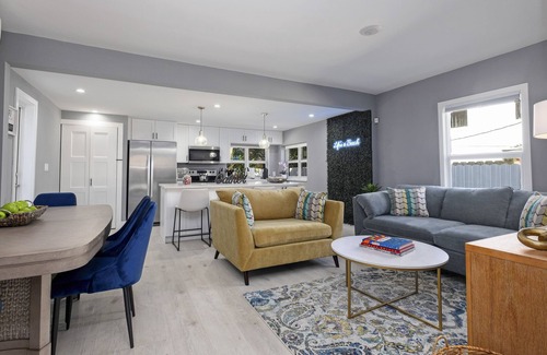 Tarpon River House | Life's a Beach! 3BR - 6 bds - 2 bths + Jacuzzi!