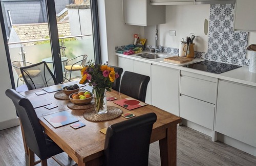Abbey House | Light and spacious - 3 bedroom flat in Wimbledon - 2 mins walk from tube station