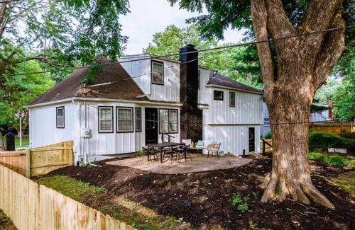 Overland Park House | Light Bright OP Remodeled Home 4BD 2BTH