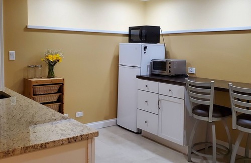 Evanston Apartment | Light-filled 1bdrm garden apartment on golf course near Northwestern U.