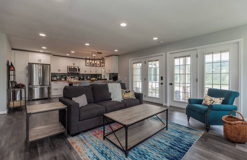 Ronda Apartment | Light-filled apartment in the Appalachian foothills and N Carolina wine country.