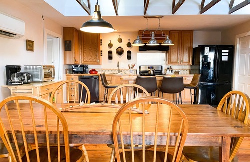 Hood Cabin | Light-filled cabin- 2 bed 2bath- beautiful hot tub for stargazing. SNP-hiking!