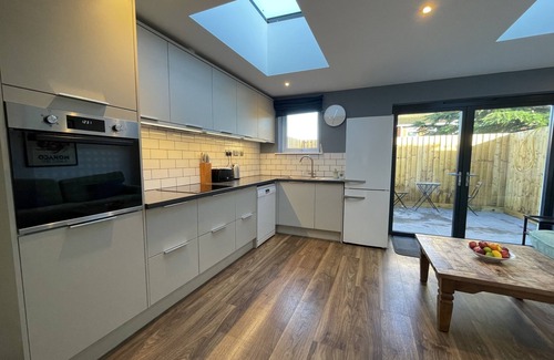 Stoke Bishop Apartment | Light-filled Eco-home with Patio