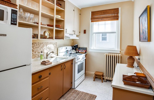 East Avenue Apartment | Light-Filled Spacious 1 Bedroom