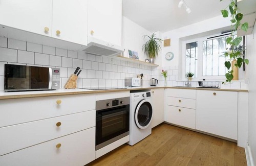 Victoria Apartment | Light Spacious Apartment in Victoria Park Village