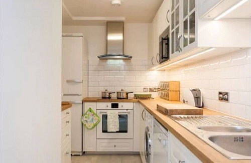 Limehouse Apartment | Light & stylish duplex on Thames Path. Ideal for East & Central London and Excel