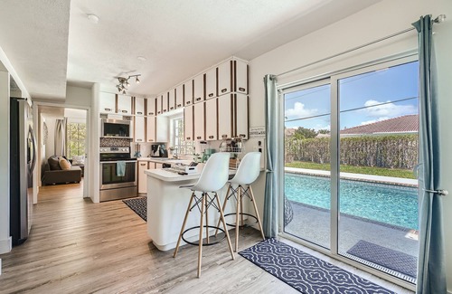 Lighthouse Point House | Lighthouse Point Beach Home: 10 min to beach 🏖️, sleeps 10, pool 🏊♀️, golf, pickle🎾