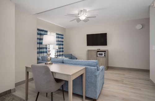 Emerald Isle Hotel | Lighthouse Suites - Best Western Signature Collection