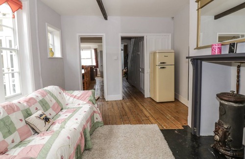 Gorleston-on-Sea Cottage | LIGHTHOUSE VIEW, pet friendly, with hot tub in Gorleston-On-Sea