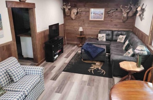 Hostetter House | Ligonier Cozy Cabin Getaway - Streamside lot