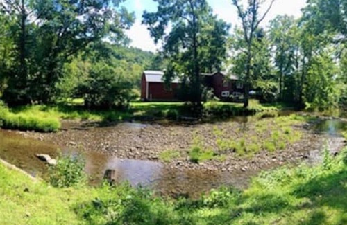 Ligonier Cabin | Ligonier Creekside Cabin in Laurel Highlands