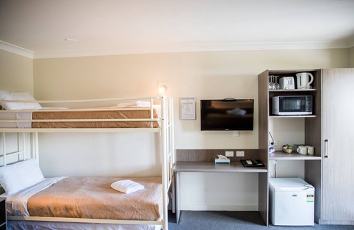 Goulburn Bed & Breakfast | Lilac City Motor Inn 1 Room Family 19
