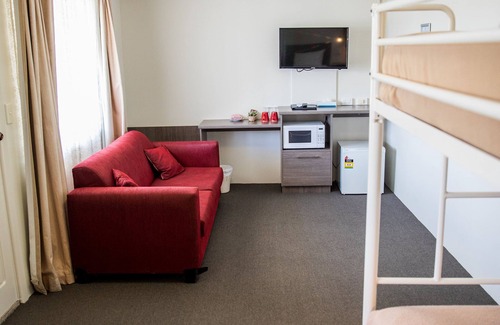 Goulburn Bed & Breakfast | Lilac City Motor Inn 2 Room Family 27