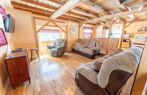 Curtis Cottage | Lillie's Lil Cabin: Fall Vibes Only – Cozy Cabin Stay Awaits!