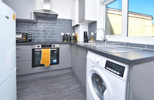 Crewe House | Lily House by YourStays - Cosy 3 Bedroom House in Crewe