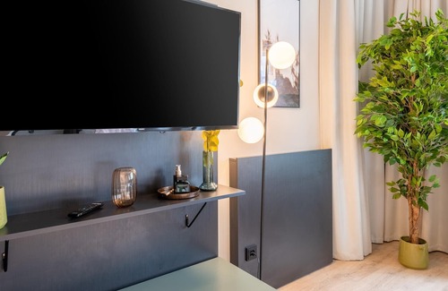 Stadtmitte Apartment | limehome Düsseldorf | Suite with Sofa Bed