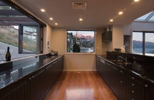 Queenstown City Centre Villa | Limerick Lane | Lake Views, BBQ, Fireplace, A/C