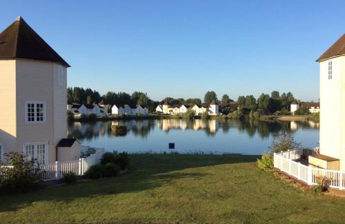 South Cerney House | Liming Lodge - Lakeside Home in the Cotswolds