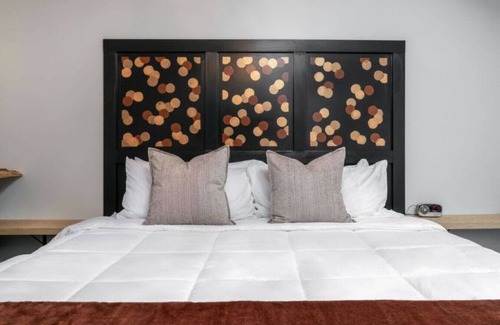 Ellicottville Cabin | Lincoln Boutique Motel Deluxe King #9