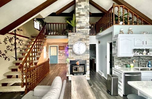 Smyrna House | Lincoln Lake Paradise with Tiki Bar & Hot Tub