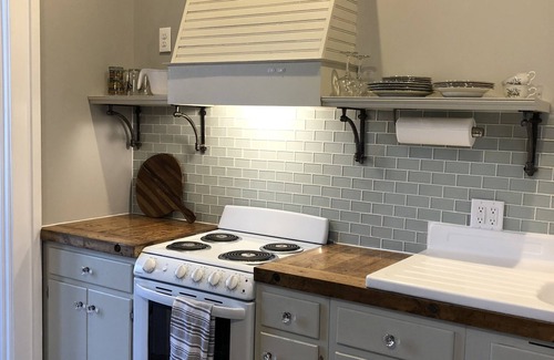 Lincoln Apartment | Lincoln’s Loft - Pearl’s Suite Downtown Lincoln, IL