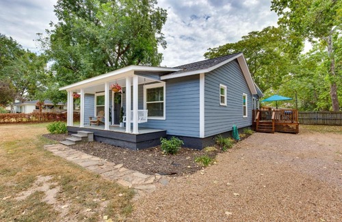 Lindale House | Lindale Vacation Rental with Deck and Grill!