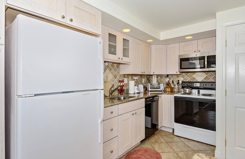 Rehoboth Beach Condo | LINENS & DAILY ACTIVITIES INCLUDED*! OCEANFRONT/BOARDWALK BUILDING W/ROOFTOP POOL Enjoy this comfortable, spacious, nicely renovated and well maintained 2 bdm/2ba unit with excellent views of Lake Gerar and the town of Rehoboth