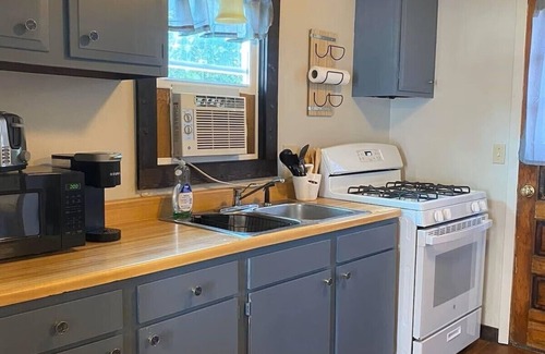 Geneva-on-the-Lake House | Linny's GOTL Cottages "Lazy Days" Charming 2-bedroom bungalow with AC, GOTL.