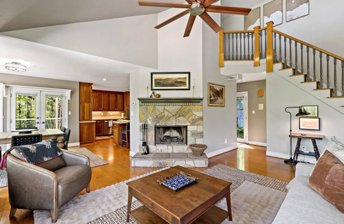 Frank House | Linville Mountain Sanctuary: Light-Filled Home With Epic Views; Disc golf course