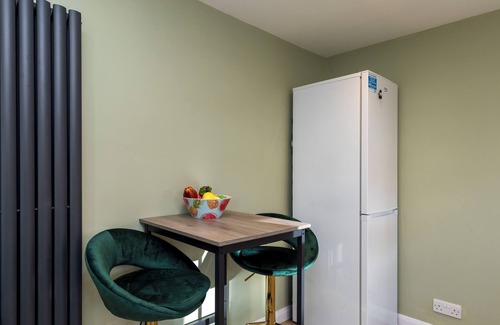 Horsham House | Lion House - Designer 4 Bed Urban Oasis Townhouse