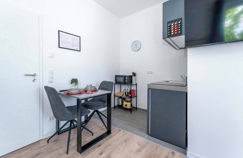 Rommelhausen Apartment | LiT LiVING: Luxus | Box SprIng | Kitchen | Parking