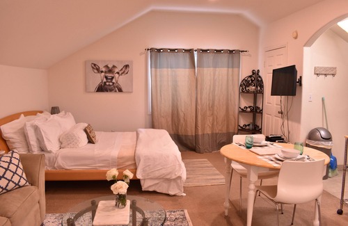 Sherman Oaks House | Lite & Airy Sherman Oaks Studio w/garden, close to Universal Studios.