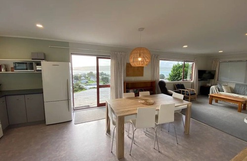 Kawhia House | Little Aotea bach with sea views