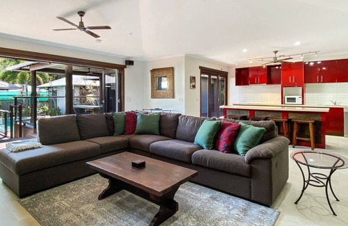 Horseshoe Bay House | Little Banyak - Horseshoe Bay