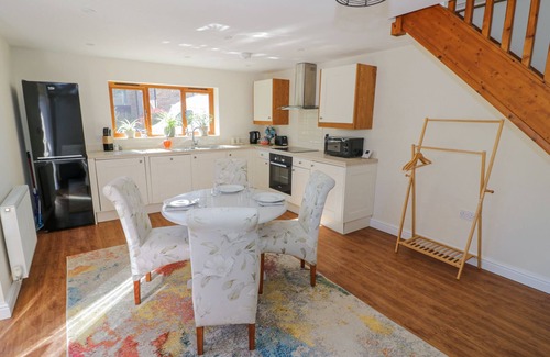Frampton on Severn Cottage | LITTLE BARN, pet friendly, with a garden in Stratford-Upon-Avon