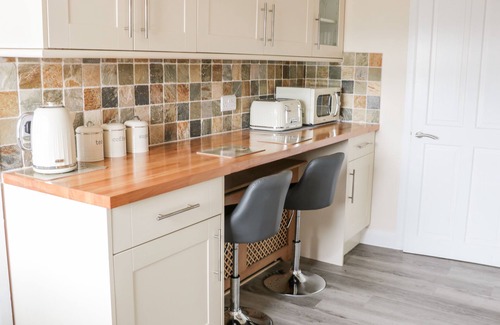 Haworth Cottage | LITTLE BARN, family friendly, with hot tub in Haworth